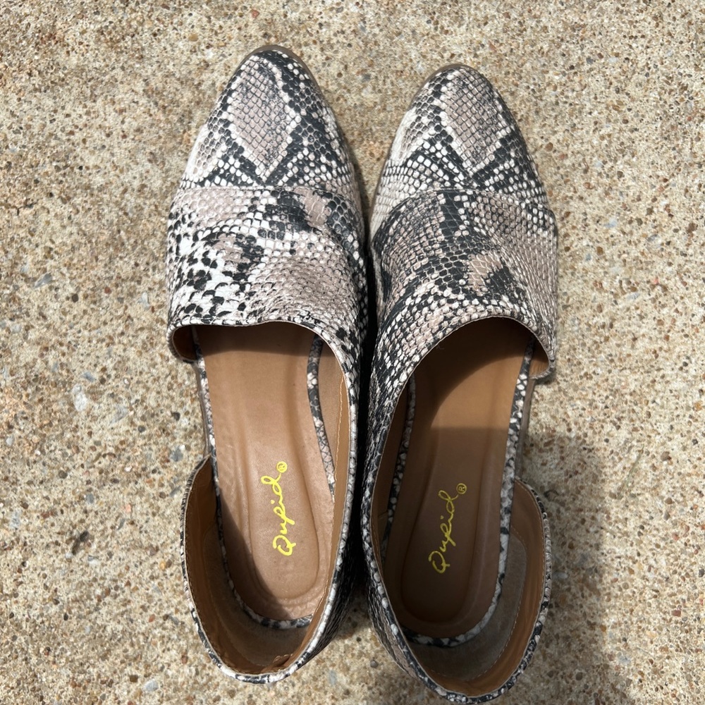 Women’s snake print flat